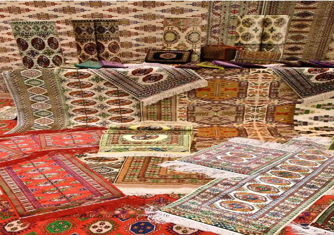 Gadymy Türkmen halylary.