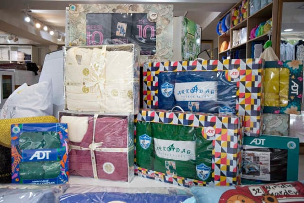 Şu ýylda Aşgabat dokma toplumynyň harytlarynyň satuwynda bedewiň şekilindäki oýunjak meşhurlykdan peýdalanýar